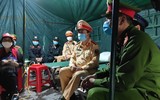 Tặng khẩu trang, nước diệt khuẩn kèm thơ chống dịch cho các chốt cách ly xã hội ở cửa ngõ Thủ đô