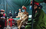 Tặng khẩu trang, nước diệt khuẩn kèm thơ chống dịch cho các chốt cách ly xã hội ở cửa ngõ Thủ đô