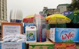 Tặng khẩu trang, nước diệt khuẩn kèm thơ chống dịch cho các chốt cách ly xã hội ở cửa ngõ Thủ đô