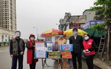 Tặng khẩu trang, nước diệt khuẩn kèm thơ chống dịch cho các chốt cách ly xã hội ở cửa ngõ Thủ đô
