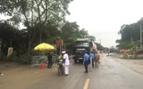 Tặng khẩu trang, nước diệt khuẩn kèm thơ chống dịch cho các chốt cách ly xã hội ở cửa ngõ Thủ đô