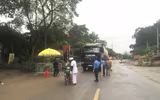 Tặng khẩu trang, nước diệt khuẩn kèm thơ chống dịch cho các chốt cách ly xã hội ở cửa ngõ Thủ đô