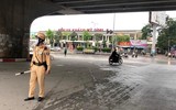 Đường phố đông đúc, Cảnh sát giao thông Hà Nội tất bật trong ngày đầu nới lỏng giãn cách xã hội