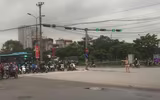 Đường phố đông đúc, Cảnh sát giao thông Hà Nội tất bật trong ngày đầu nới lỏng giãn cách xã hội