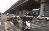 Đường phố đông đúc, Cảnh sát giao thông Hà Nội tất bật trong ngày đầu nới lỏng giãn cách xã hội