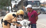 Bị Cảnh sát giao thông kiên quyết xử phạt, lái xe tải giở đủ trò 