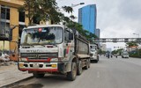 Bị Cảnh sát giao thông kiên quyết xử phạt, lái xe tải giở đủ trò 
