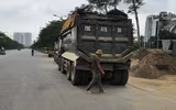 Bị Cảnh sát giao thông kiên quyết xử phạt, lái xe tải giở đủ trò 