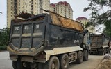 Bị Cảnh sát giao thông kiên quyết xử phạt, lái xe tải giở đủ trò 