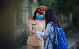 Cảnh sát giao thông Thủ đô tiếp sức cho thí sinh chống Covid-19, vượt vũ môn