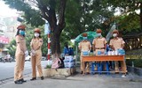 Cảnh sát giao thông Thủ đô tiếp sức cho thí sinh chống Covid-19, vượt vũ môn