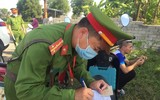 Con chưa đủ tuổi, không có giấy phép lái xe vẫn được mẹ 'nhờ' chở đi khắp nơi
