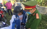 Con chưa đủ tuổi, không có giấy phép lái xe vẫn được mẹ 'nhờ' chở đi khắp nơi