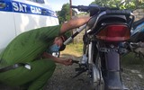Con chưa đủ tuổi, không có giấy phép lái xe vẫn được mẹ 'nhờ' chở đi khắp nơi