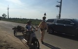 Con chưa đủ tuổi, không có giấy phép lái xe vẫn được mẹ 'nhờ' chở đi khắp nơi