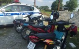 Con chưa đủ tuổi, không có giấy phép lái xe vẫn được mẹ 'nhờ' chở đi khắp nơi