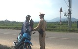 Con chưa đủ tuổi, không có giấy phép lái xe vẫn được mẹ 'nhờ' chở đi khắp nơi