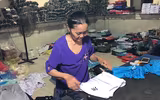 Cận cảnh cơ sở sản xuất hàng nghìn áo thể thao giả các thương hiệu lớn