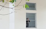 Lặng lẽ hình ảnh bác sỹ Cảnh sát sau cánh cổng trại giam