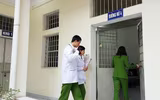 Lặng lẽ hình ảnh bác sỹ Cảnh sát sau cánh cổng trại giam