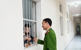 Lặng lẽ hình ảnh bác sỹ Cảnh sát sau cánh cổng trại giam