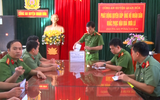 Công an các huyện Mường Lát, Quan Hóa giúp nhân dân khắc phục hậu quả mưa lũ