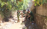 Công an các huyện Mường Lát, Quan Hóa giúp nhân dân khắc phục hậu quả mưa lũ