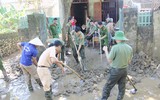 Công an các huyện Mường Lát, Quan Hóa giúp nhân dân khắc phục hậu quả mưa lũ
