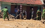 Công an các huyện Mường Lát, Quan Hóa giúp nhân dân khắc phục hậu quả mưa lũ