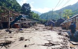 Công an các huyện Mường Lát, Quan Hóa giúp nhân dân khắc phục hậu quả mưa lũ