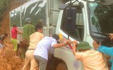 Công an các huyện Mường Lát, Quan Hóa giúp nhân dân khắc phục hậu quả mưa lũ