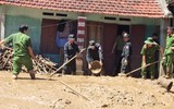 Công an các huyện Mường Lát, Quan Hóa giúp nhân dân khắc phục hậu quả mưa lũ