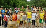 Công an các huyện Mường Lát, Quan Hóa giúp nhân dân khắc phục hậu quả mưa lũ
