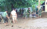 Công an các huyện Mường Lát, Quan Hóa giúp nhân dân khắc phục hậu quả mưa lũ