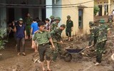 Công an các huyện Mường Lát, Quan Hóa giúp nhân dân khắc phục hậu quả mưa lũ