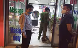 Hà Nội: Cảnh sát khu vực xuyên đêm nhắc nhở hàng quán đóng cửa phòng chống dịch Covid-19
