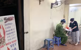 Hà Nội: Cảnh sát khu vực xuyên đêm nhắc nhở hàng quán đóng cửa phòng chống dịch Covid-19