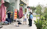 Hà Nội: Cảnh sát khu vực xuyên đêm nhắc nhở hàng quán đóng cửa phòng chống dịch Covid-19