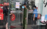 Hà Nội: Cảnh sát khu vực xuyên đêm nhắc nhở hàng quán đóng cửa phòng chống dịch Covid-19