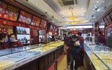 Lo sợ virus Corona, khách hàng không còn chen chúc cửa hàng vàng ngày Thần Tài