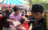 Ấm áp tình người tại Hội chợ 0 đồng Bệnh viện Nhi Trung ương