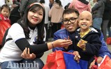 Ấm áp tình người tại Hội chợ 0 đồng Bệnh viện Nhi Trung ương
