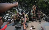 Chùm ảnh dân Zimbabwe nhảy múa trên phố sau khi Tổng thống từ chức