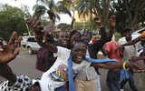 Chùm ảnh dân Zimbabwe nhảy múa trên phố sau khi Tổng thống từ chức