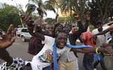 Chùm ảnh dân Zimbabwe nhảy múa trên phố sau khi Tổng thống từ chức