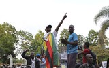 Chùm ảnh dân Zimbabwe nhảy múa trên phố sau khi Tổng thống từ chức