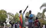 Chùm ảnh dân Zimbabwe nhảy múa trên phố sau khi Tổng thống từ chức