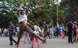 Chùm ảnh dân Zimbabwe nhảy múa trên phố sau khi Tổng thống từ chức