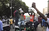 Chùm ảnh dân Zimbabwe nhảy múa trên phố sau khi Tổng thống từ chức