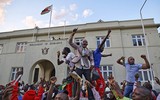 Chùm ảnh dân Zimbabwe nhảy múa trên phố sau khi Tổng thống từ chức